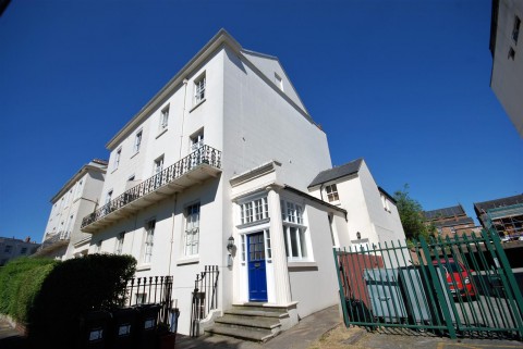 View Full Details for 4 Warwick Terrace, Leamington Spa