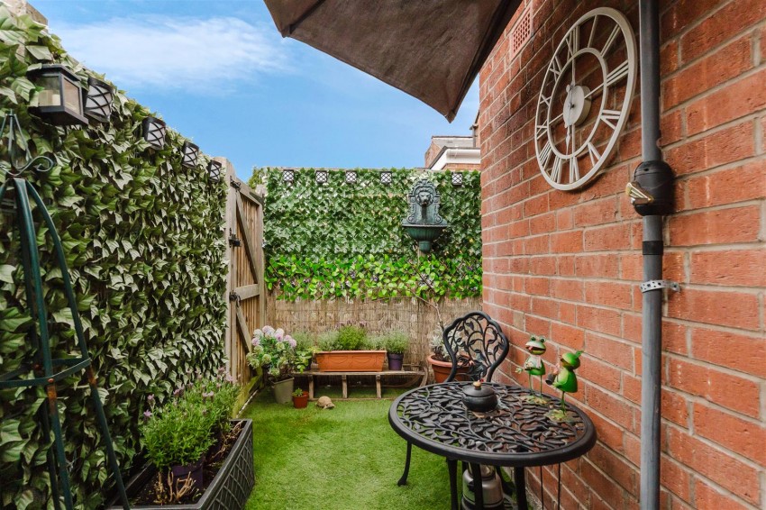 Images for Meadow Road, Warwick