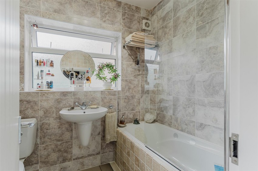 Images for Meadow Road, Warwick
